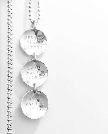 Coins på rad namnhalsband