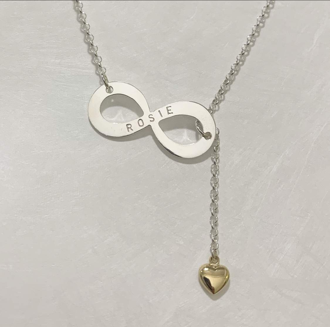 Infinityhalsband med namn