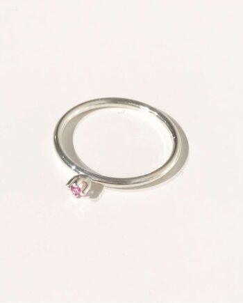 petite namnring med rosa safir