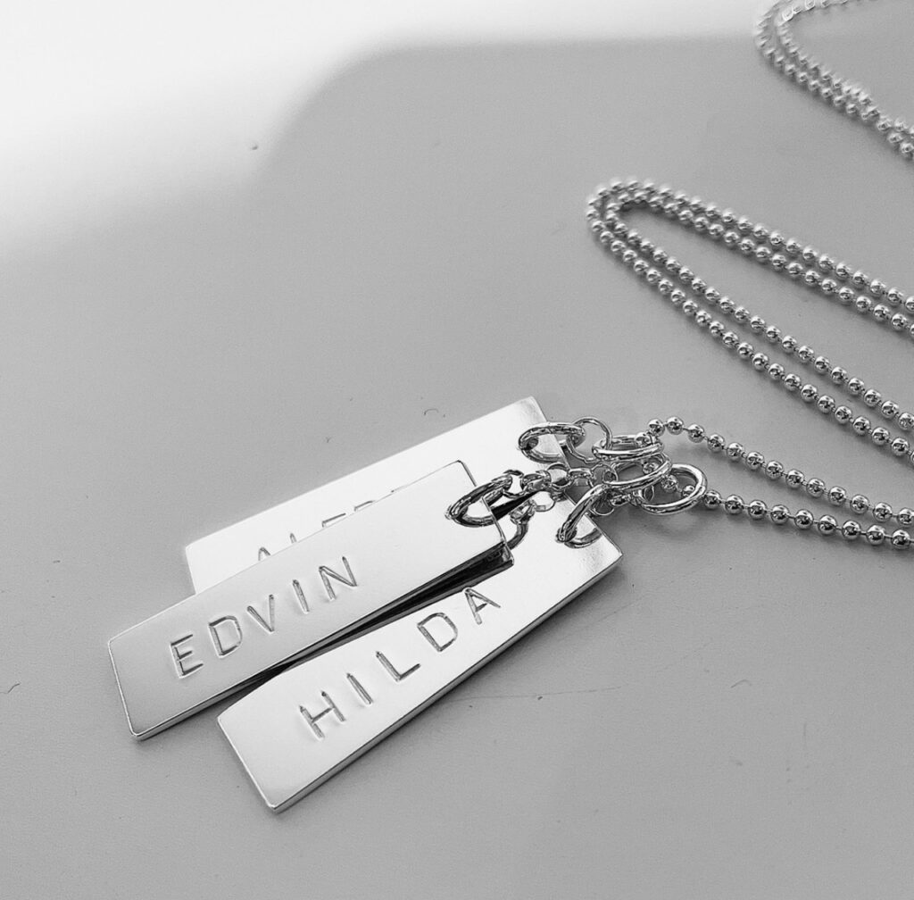 halsband med flera namn
