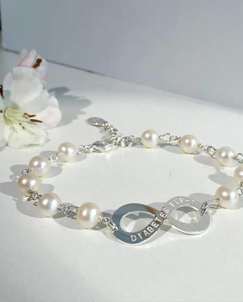 infinityarmband med namn och pärlor