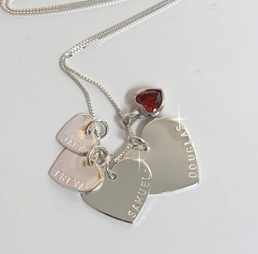 namnhalsband med hjärtformade namnbrickor