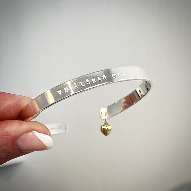 student present classic cuff