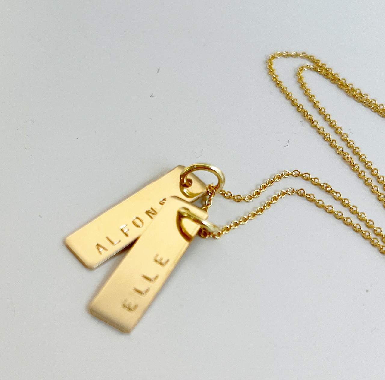 halsband med namnbricka i guld