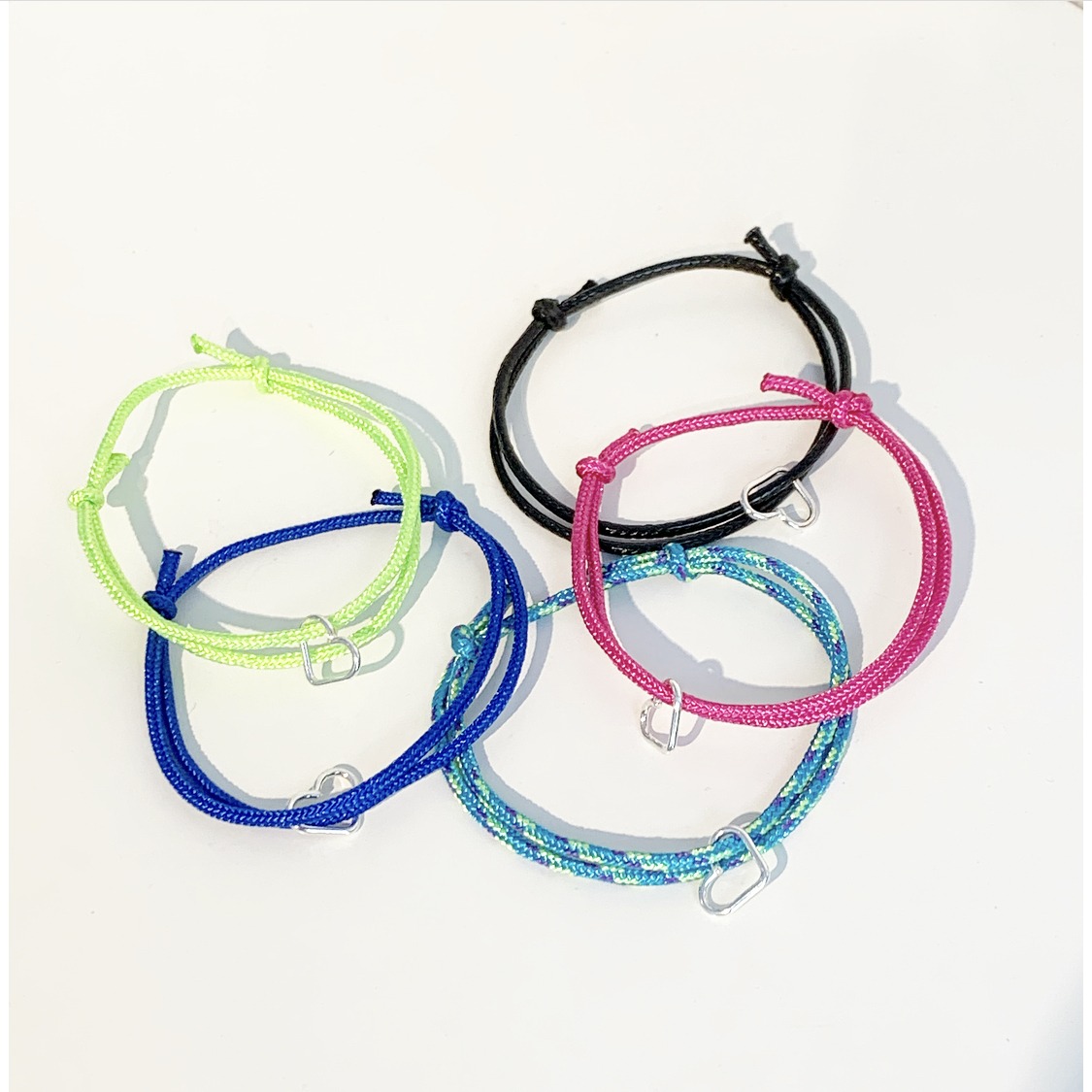 armband med trådhjärta